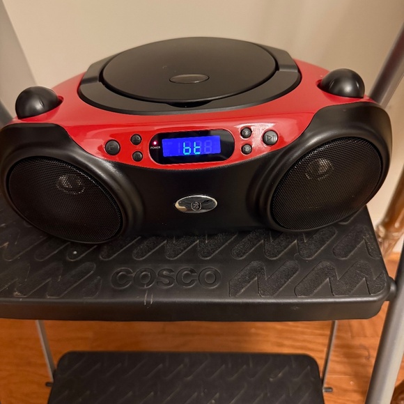 New Groove Onn Red Boombox CD Player & FM w/Radio Bluetooth Wireless Technology - Picture 4 of 11